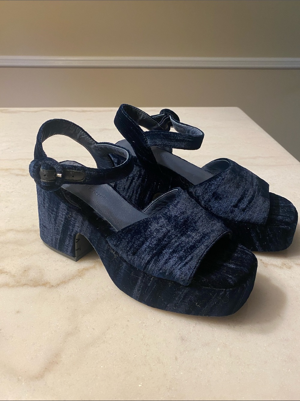 CHOCOLAT BLU Blue Velvet Platform Sandals in Deep Navy size 6.5